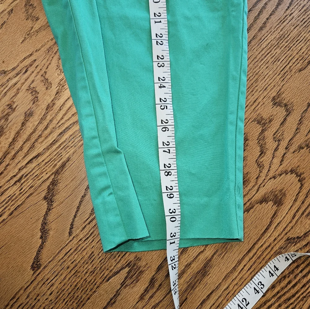 Counterparts 16 petite green capris. - Picture 9 of 9